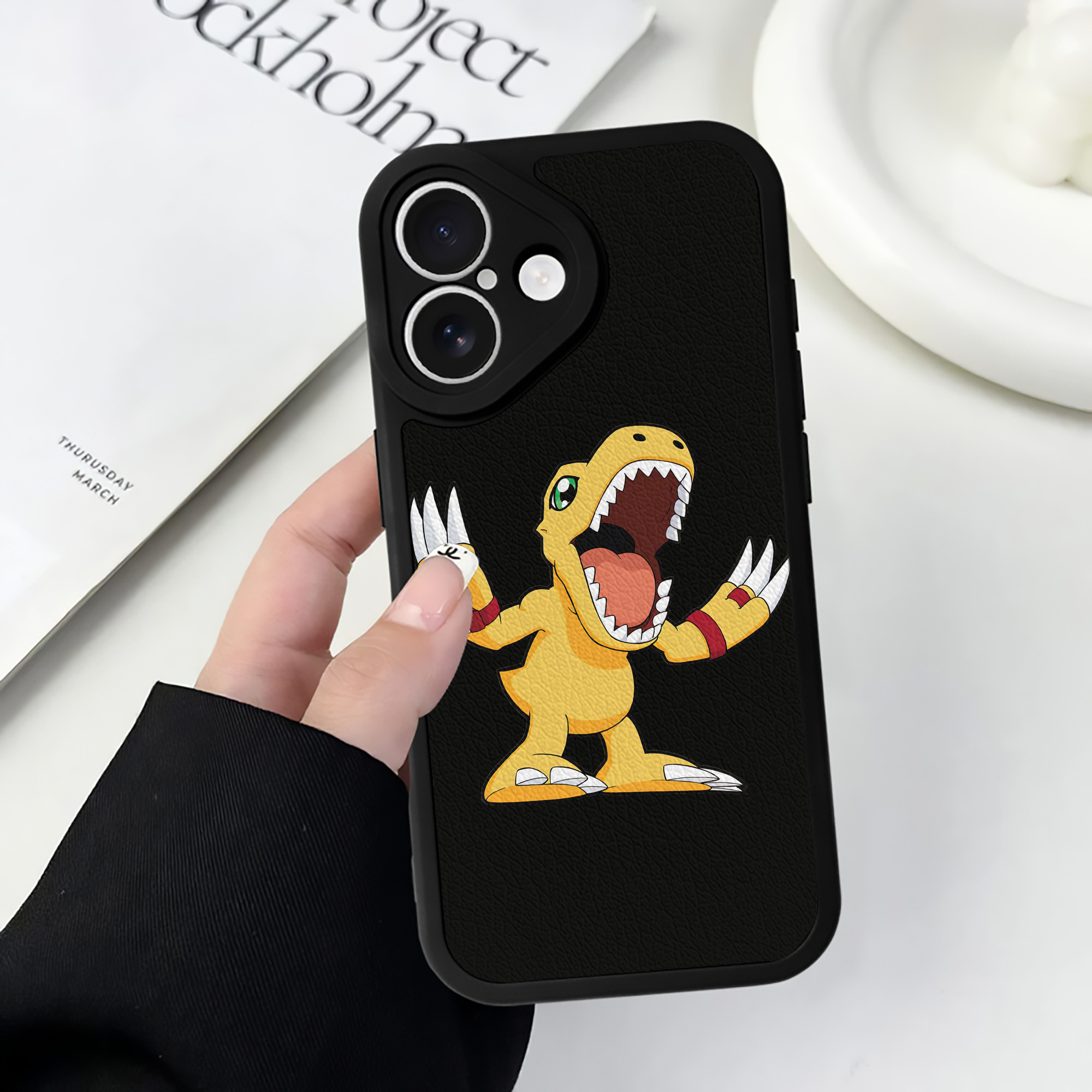 （画像用） Digimon デジタルモンスター/デジモン 【iPhone 16シリーズ対応】シリコンスマホケース（レザー調） 材質：シリコン